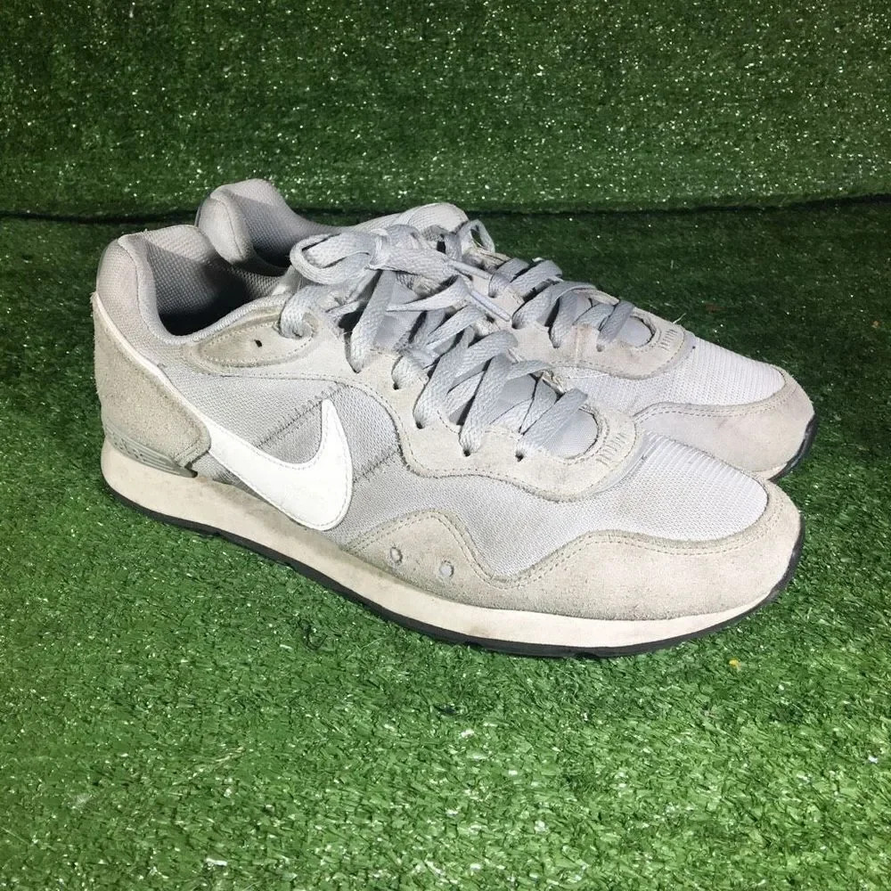 Mens Nikes tennis shoes size 10.5 venture runner gray suede vintage inspired